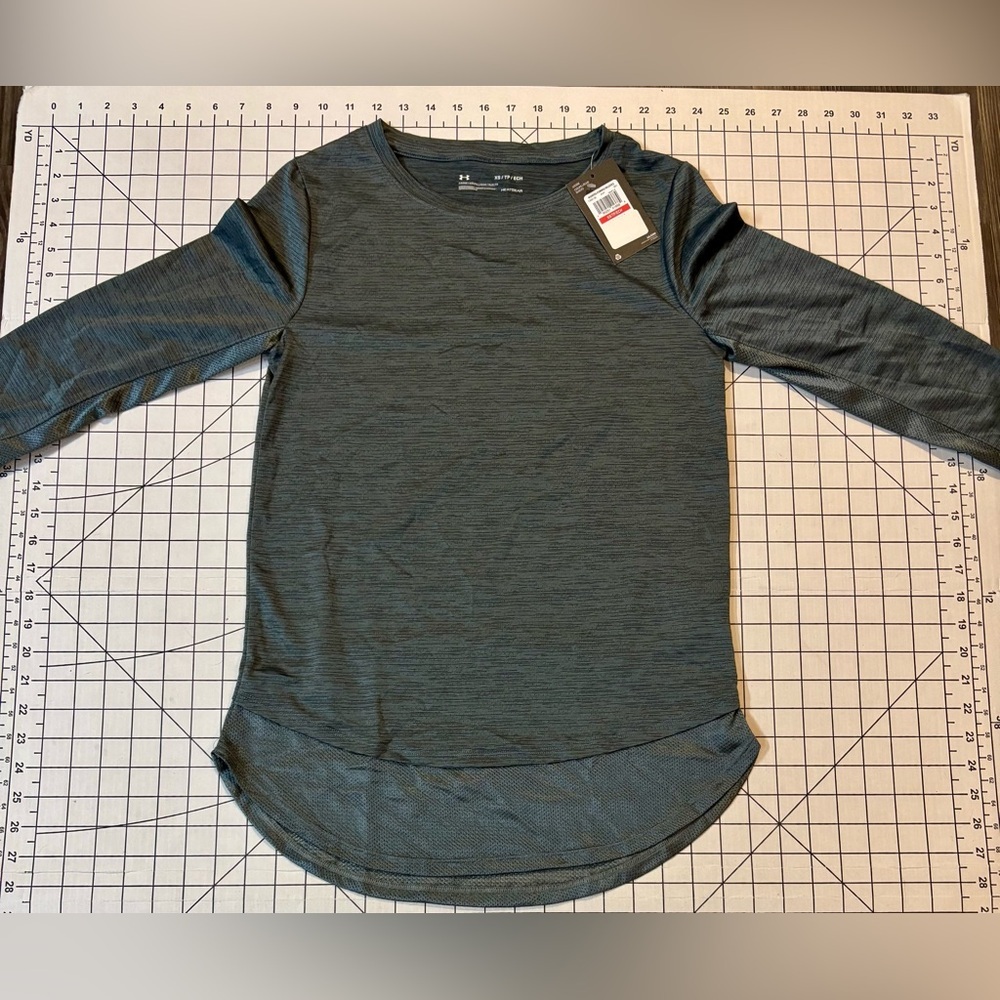 NWT Under Armour Women’s Size XS Gray L/S Loose Shirt‎